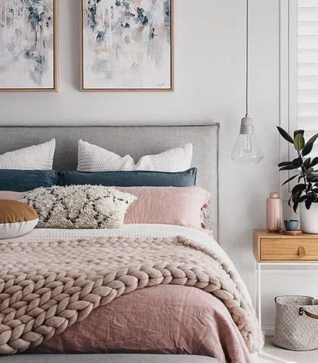 Une déco douce pour un repos récupérateur, dans une atmosphère de vieux rose et de bois clair, idéal pour l'après confinement