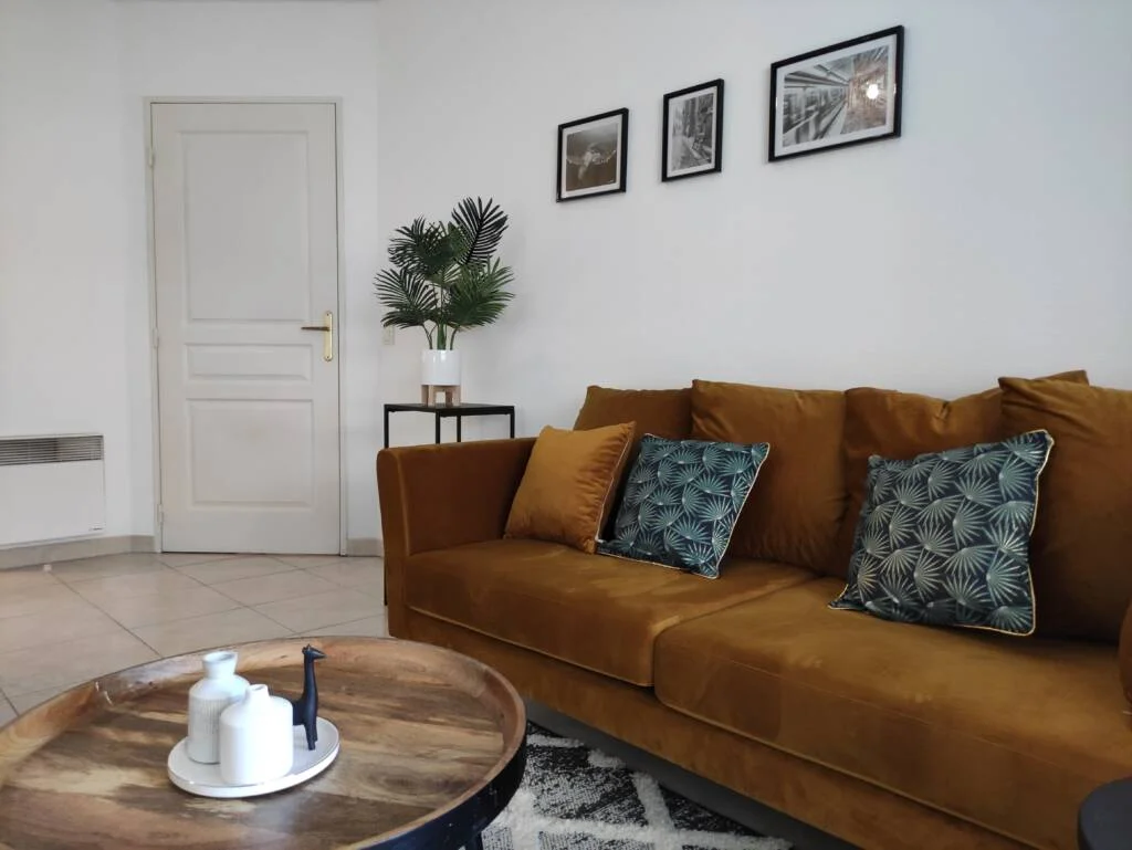 Espace salon par Sandrine Lettraz Intérieurs, Architecte d'intérieur dans le Var